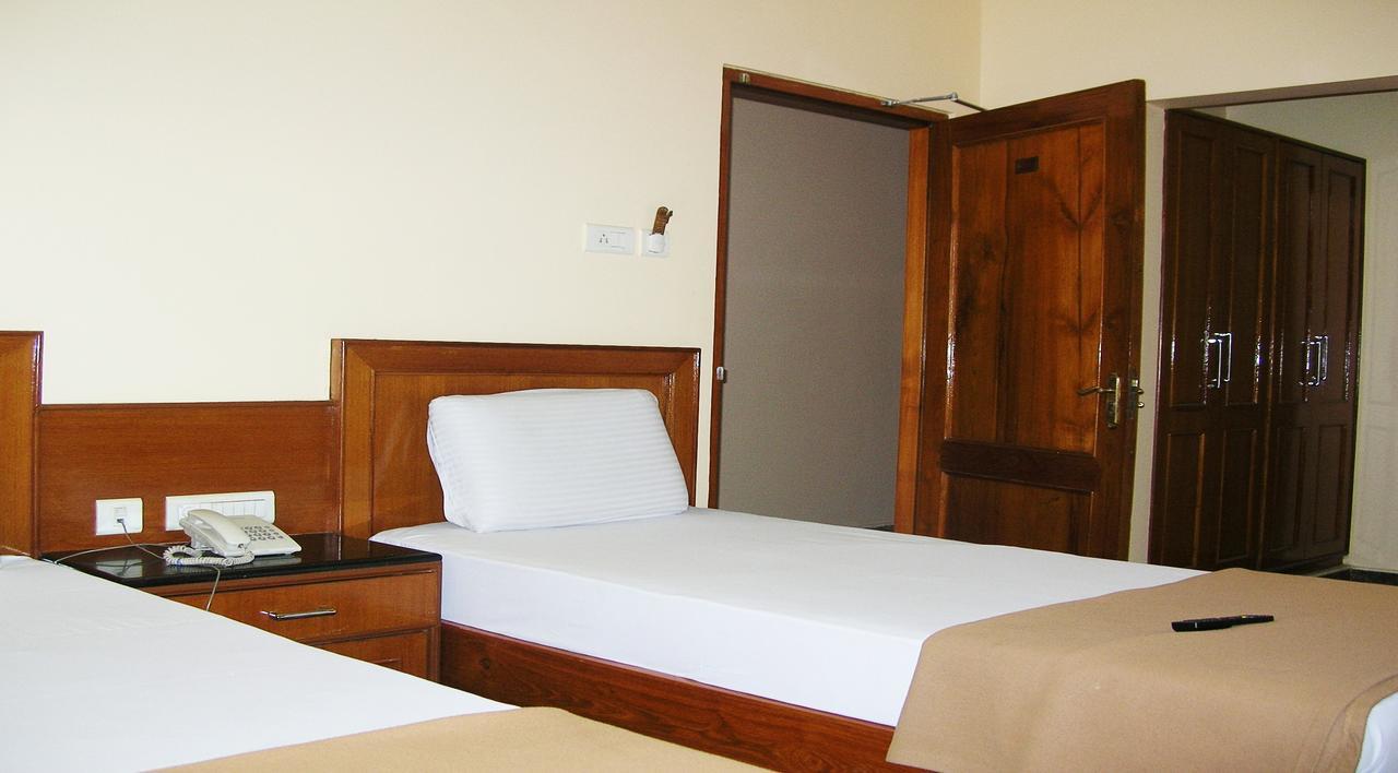 מלון טירופאטי Athidhi Residency מראה חיצוני תמונה