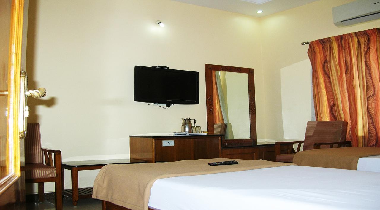 מלון טירופאטי Athidhi Residency מראה חיצוני תמונה